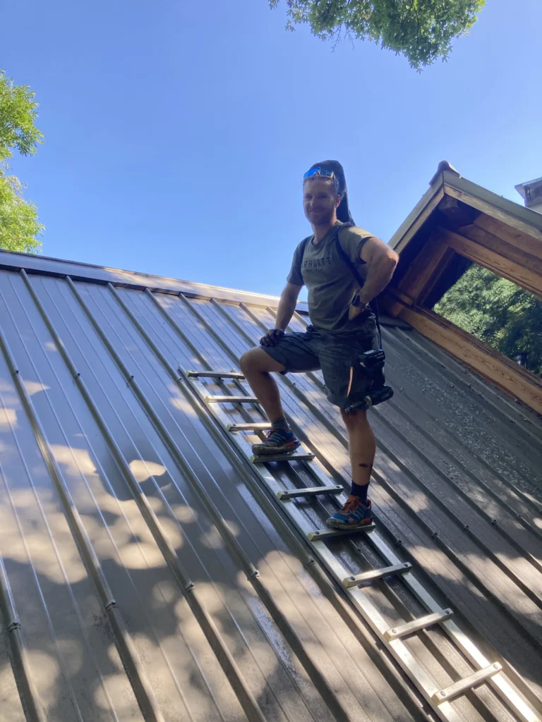 Maxime ramoneur à Gap va ramoner une cheminée par le toit