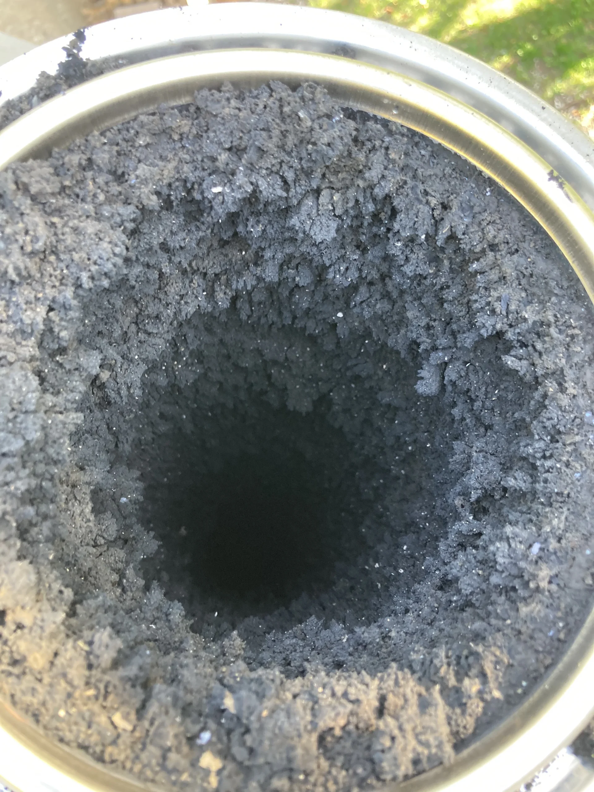 Un conduit encrassé après une saison de chauffe.
